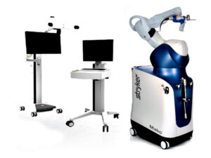 Die Mako-Roboter-Technik unterstützt den Operateur durch die Zusammenführung von 3-dimensionalen Knochen-CT-Daten einer intraoperativ erfassten Weichteilspannung und mit Roboterarm-assistierten Sägeschnitten.