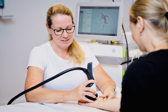 Stoßwellentherapie an der ECOM Praxis München zur Behandlung von Sehnen- und Muskelbeschwerden